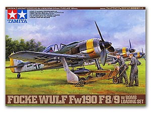 เครื่องบินขับไล่ Focke-Wulf Fw190 F-8/9 w/Bomb Loading Set ขนาด 1/48 ของ Tamiya