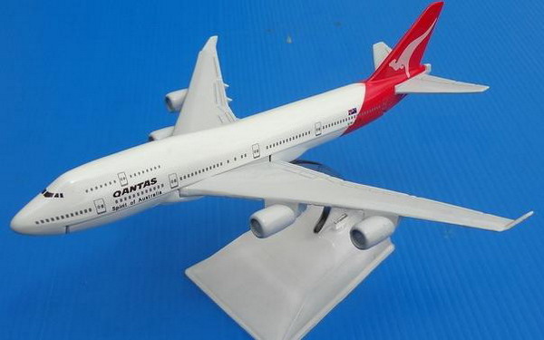 Boeing 747 สายการบิน Qantas ขนาด 16 ซม.