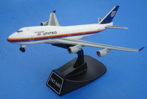 เครื่องบิน Boeing 747 ของสายการบิน United ขนาด 16 ซม.